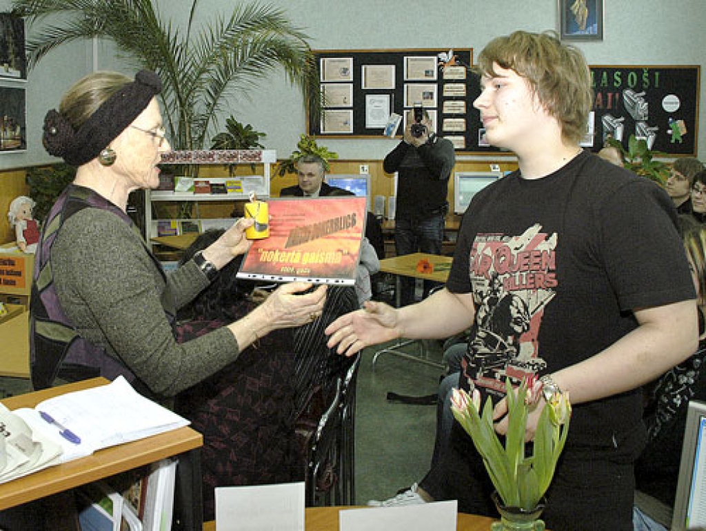 Mārci Donerblicu sveic Bauskas 1. vidusskolas informācijas centra vadītāja Inta Dzelzkalēja.