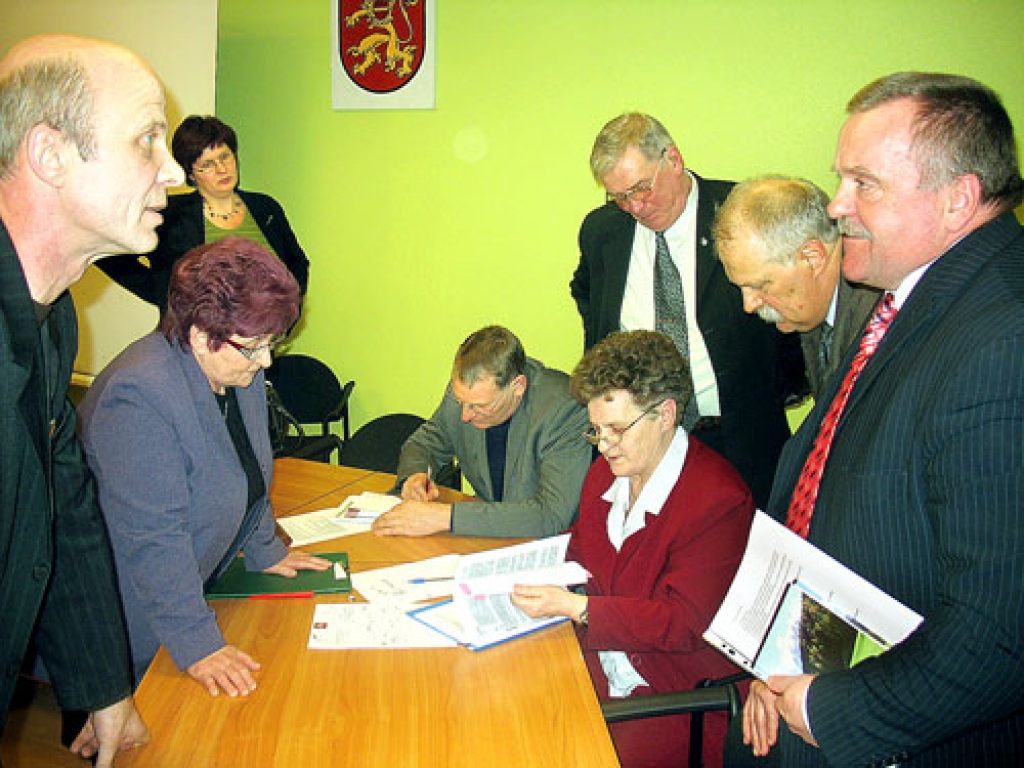 Topošā Bauskas novada pašreizējie pagastu vadītāji pēc oficiālās sanāksmes daļas iekarsa diskusijās. Priekšplānā Ceraukstes pagasta padomes priekšsēdētājs Jānis Feldmanis (no kreisās) un Gailīšu pagasta padomes priekšsēdētājs Valdis Veips.