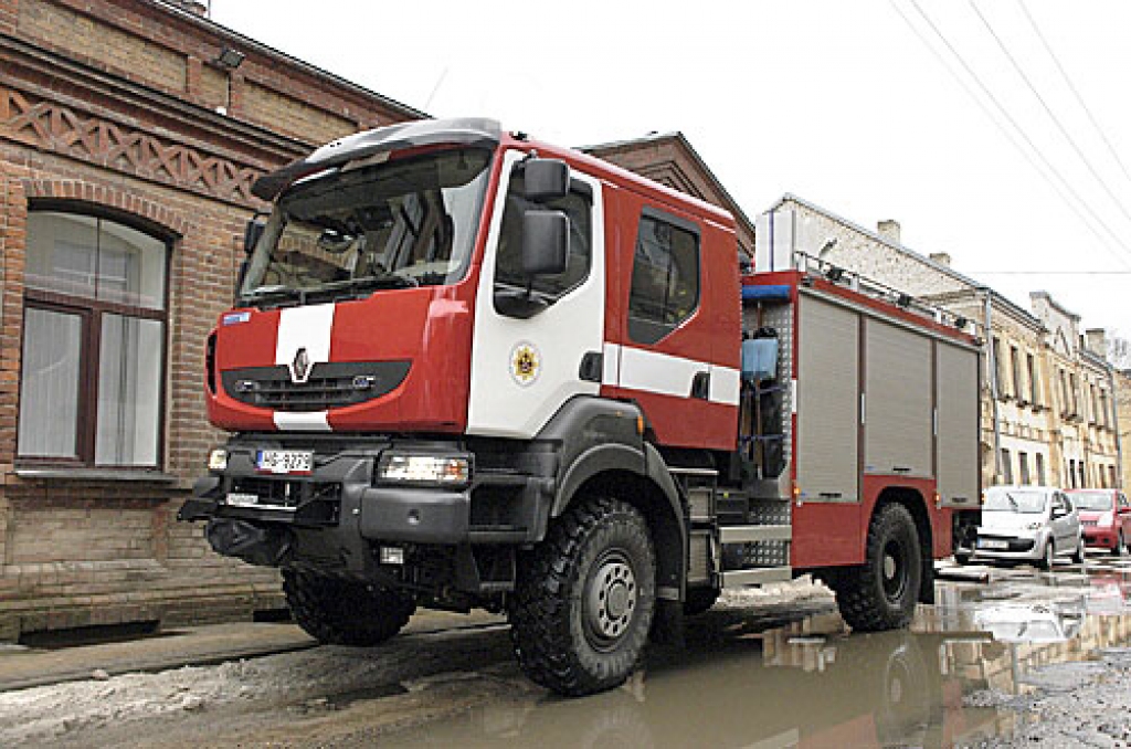 Jaunais VUGD automobilis uz brīdi piestājis Rīgas ielā Bauskā. 