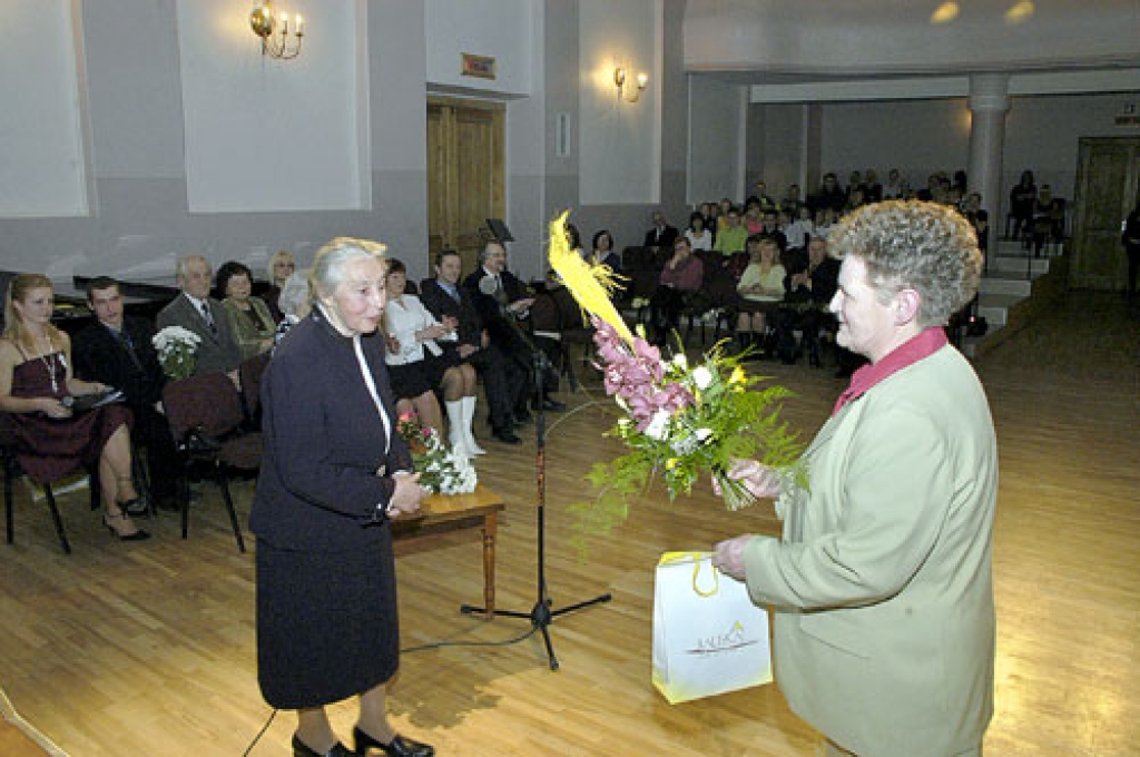 Jeļenu Žuravļovu, Bauskas vakara vidusskolas direktori, sveic mācību iestādes absolvente, Bauskas Domes priekšsēdētāja Ārija Gaile. 