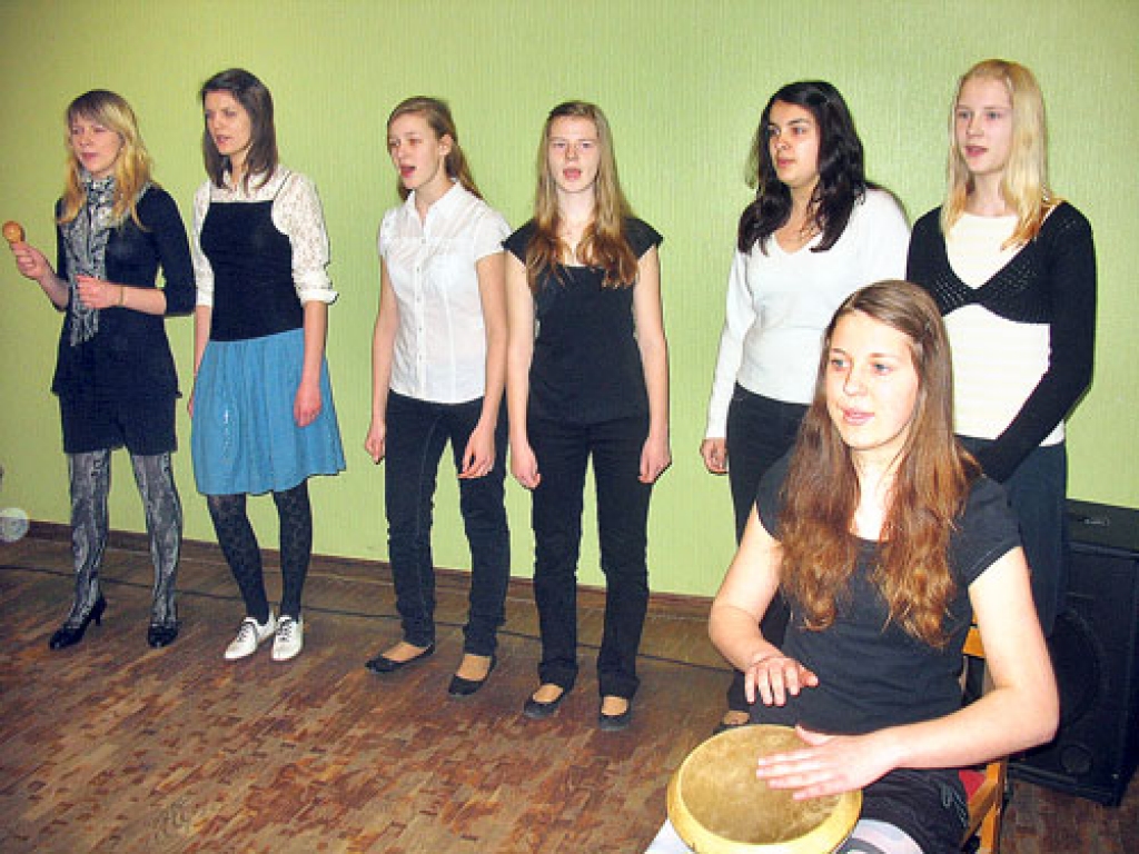 Latviešu tautasdziesmu «Nu sala, nu sala, nu sīvi sala» izpildīja Vecumnieku vidusskolas 7. – 9. klašu ansamblis.