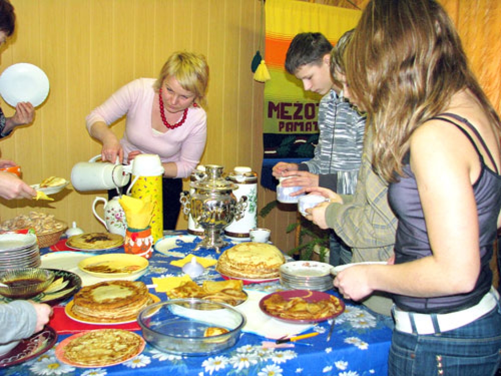 Mežotnes pamatskolā 26. februārī notika Masļeņica – ziemas pavadīšana pēc krievu tradīcijām.