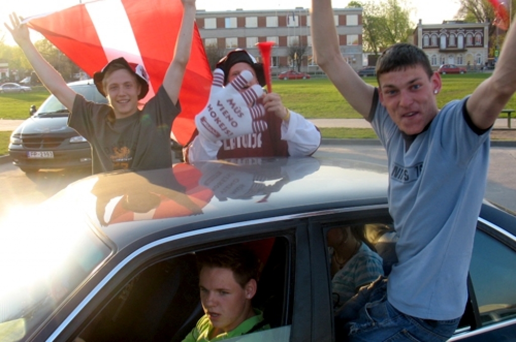 Pēc Pasaules čempionāta hokeja spēles trešdien, 29. aprīlī, kurā ar 2 pret 0 Latvijas valstsvienība izcīnīja uzvaru pār Austrijas komandu, Bauskas ielās varēja sastapt dedzīgus šīs spēles fanus.
Autors: Kristaps Ābelnieks