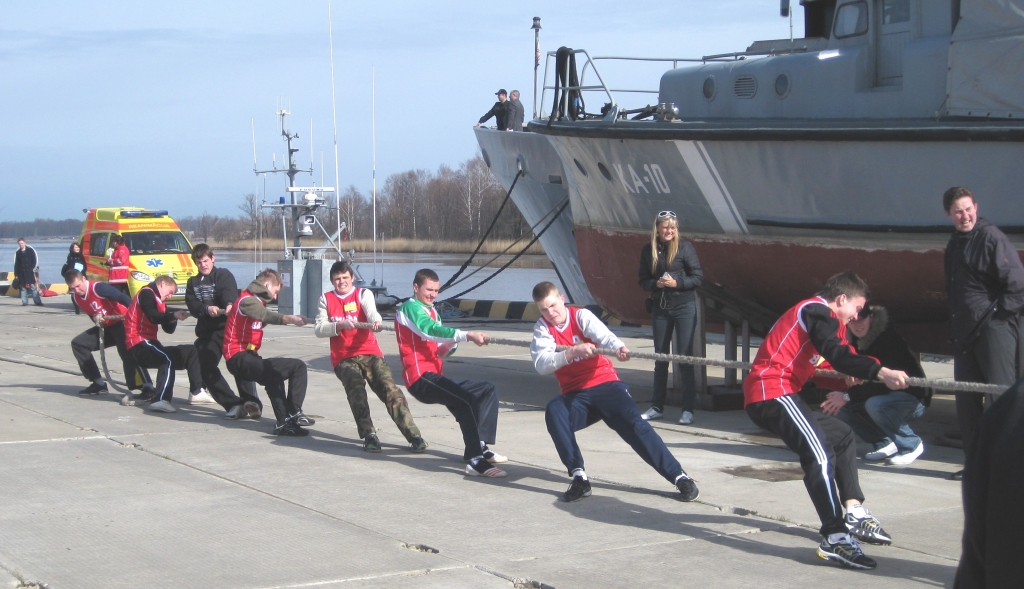 Spraigas bija sacensības virves vilkšanā. Tajās baušķeniekus pārspēja liepājnieki. 
Autors: No albuma.
