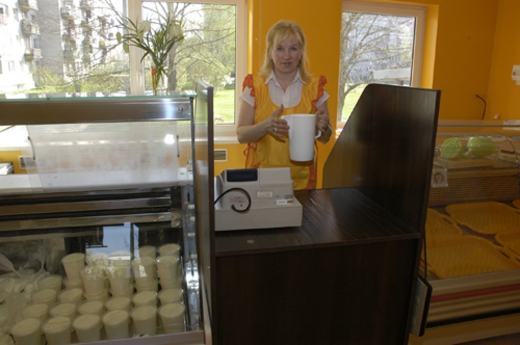 Jau trešdienas, 29. aprīļa, rītā pirmo produkcija pircējiem veikalā «Lauku gardumi» piedāvāja pārdevēja Selga Stīvere. 
Autors: Ivars Bogdanovs