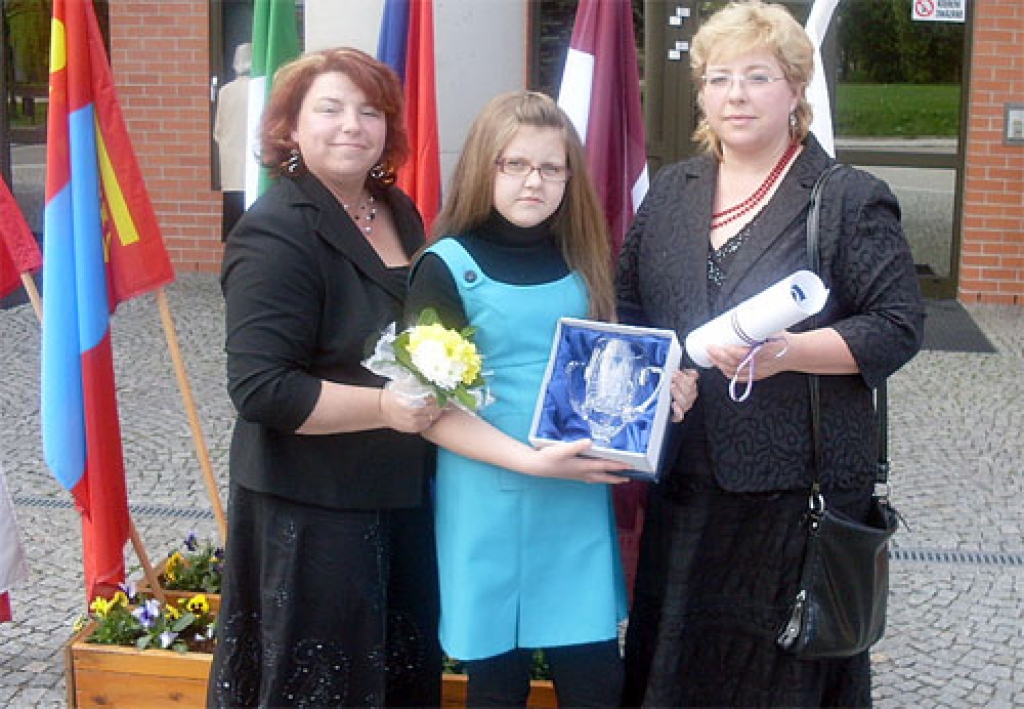 Konkursa laureāte Amanda Paula Alde (vidū), čella skolotāja Māra Lagzdiņa un koncertmeistare Līga Karpinska.  
Autors: No albuma.