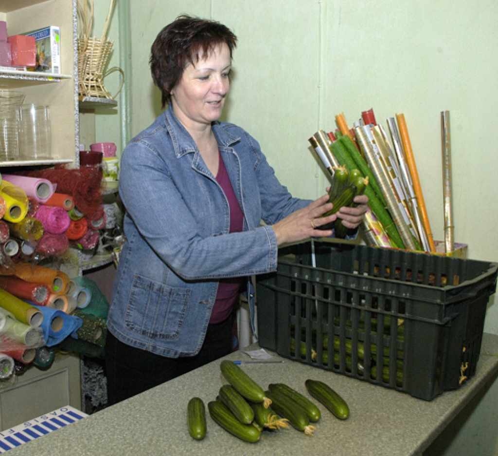 Veikala vadītāja Sandra Stasjuna stāsta, ka pašlaik pārdod tikai gurķus, jo salāti jau ir beigušies. 
Autors: Ivars Bogdanovs