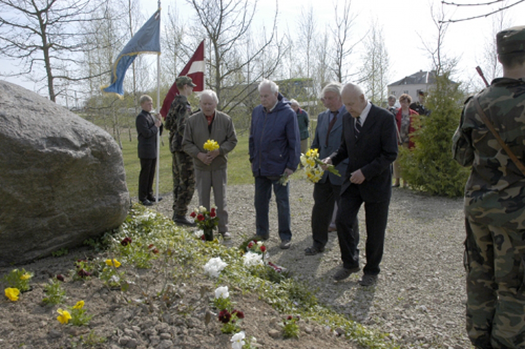 Ģenerāļa māju piemiņas vietā pie akmens 26. aprīļa pēcpusdienā sagūlis daudz ziedu.  Tos atnesa pašvaldību pārstāvji, skolēni, armijas amatpersonas no Rīgas. 
Autors: Ivars Bogdanovs