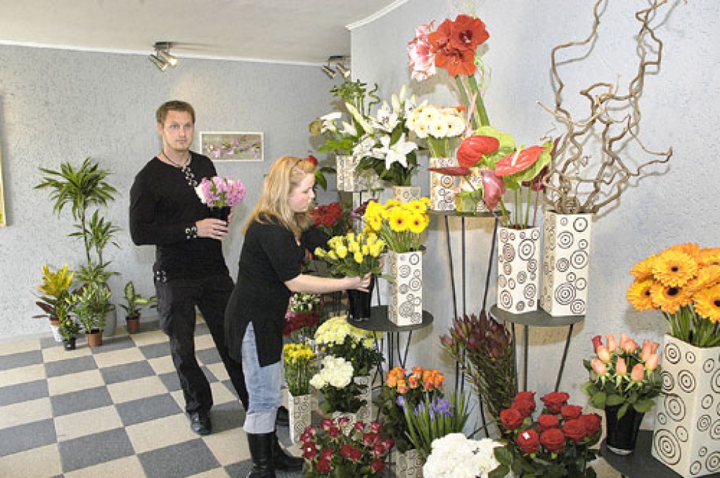 Studijas «Zelta zieds» vadītājs Artūrs Liepa un floriste dizainere Baiba Pavilone kārto nesen atvestus ziedus, kas priecē apmeklētājus. 
Autors: Ivars Bogdanovs