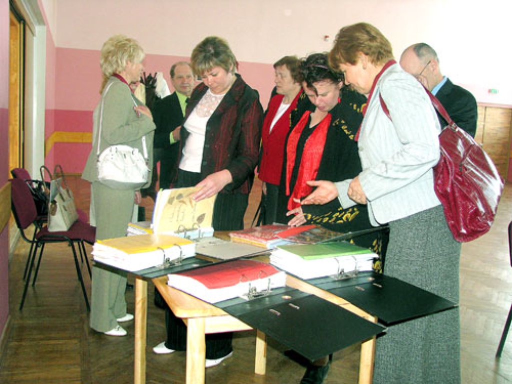 Ozolaines pamatskolā Ogres skolu direktori aktīvi pētīja informāciju par skolas darbību. Ciemiņiem palīdzēja Bauskas rajona Padomes Izglītības pārvaldes vadītāja Aija Spriņķe (no kreisās). 
Autors: Juris Iļņickis