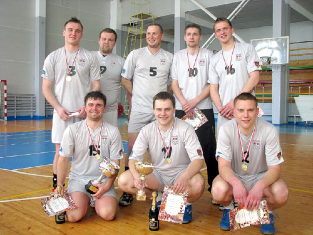 Vecumnieku pagasta pirmā komanda mājās pārveda divas balvas – rajona čempionu kausu un rajona izlases ilggadējā trenera Aiņa Plūmes piemiņas kausu.
Autors: Juris Iļņickis