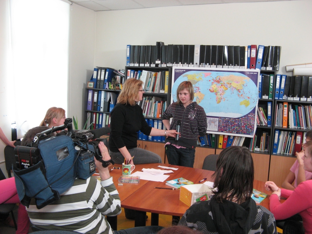 Lai raidījums būtu interesantāks, Dzimtmisas pamatskolas audzēkne Sintija Kavosa ierunā etīdi par skolotāju smieklīgākajiem teicieniem. 
Autors: No albuma.