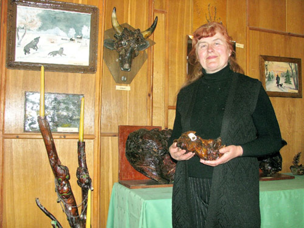 Mākslinieci Annu Zenteli viņas darbos ir iedvesmojusi Latvijas daba, kuru brīvajos brīžos ir iespēja baudīt pie savām lauku mājām «Dzērvēniem».
Autors: Juris Iļņickis