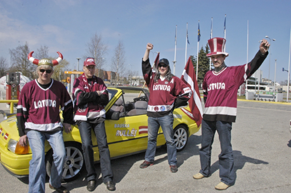 Bauskas hokeja fani, tāpat kā visi Latvijas līdzjutēji, izceļas ar izteiksmīgiem tērpiem. Protams tādi ir Aigaram Meimeram (priekšplānā), Kasparam Trasūnam, Jurim Kalderauskim un Didzim Briedim.
Autors: Ivars Bogdanovs