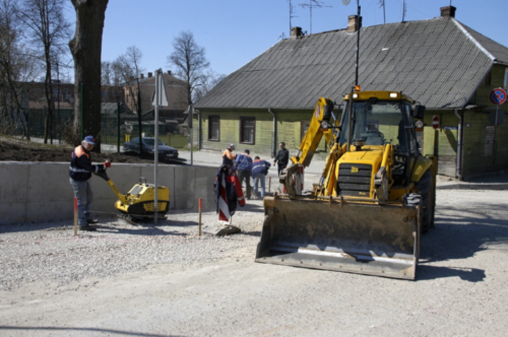 Pēc ziemas pārtraukuma intensīvi atsākti Salātu ielas rekonstrukcijas darbi. 
Autors: Ivars Bogdanovs