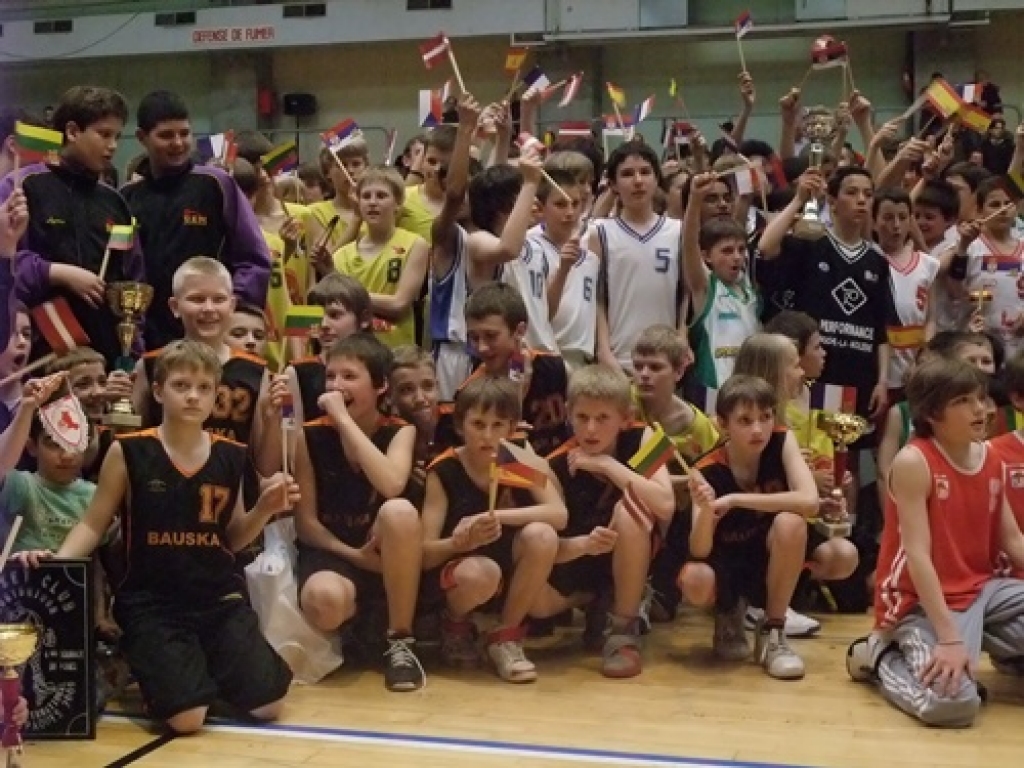 Baušķenieki kopā ar pārējiem turnīra dalībniekiem noslēguma ceremonijā.
Autors: No albuma.