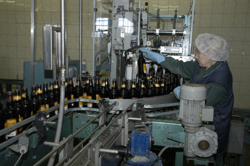 Sarmīte Svikša, strādniece, seko līdzi iesala dzēriena «Veselība» pildīšanai.
Autors: Ivars Bogdanovs