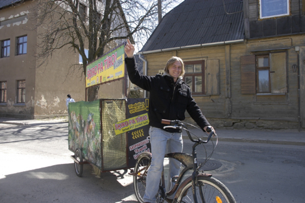 Ja pamanāt Bauskas ielās Toma Ķieņa vadīto velopiekabi, droši tajā metiet  saplacinātas PET pudeles. Jums būs iespēja laimēt 30 latu vērtu dāvanu karti. 
Autors: Ivars Bogdanovs