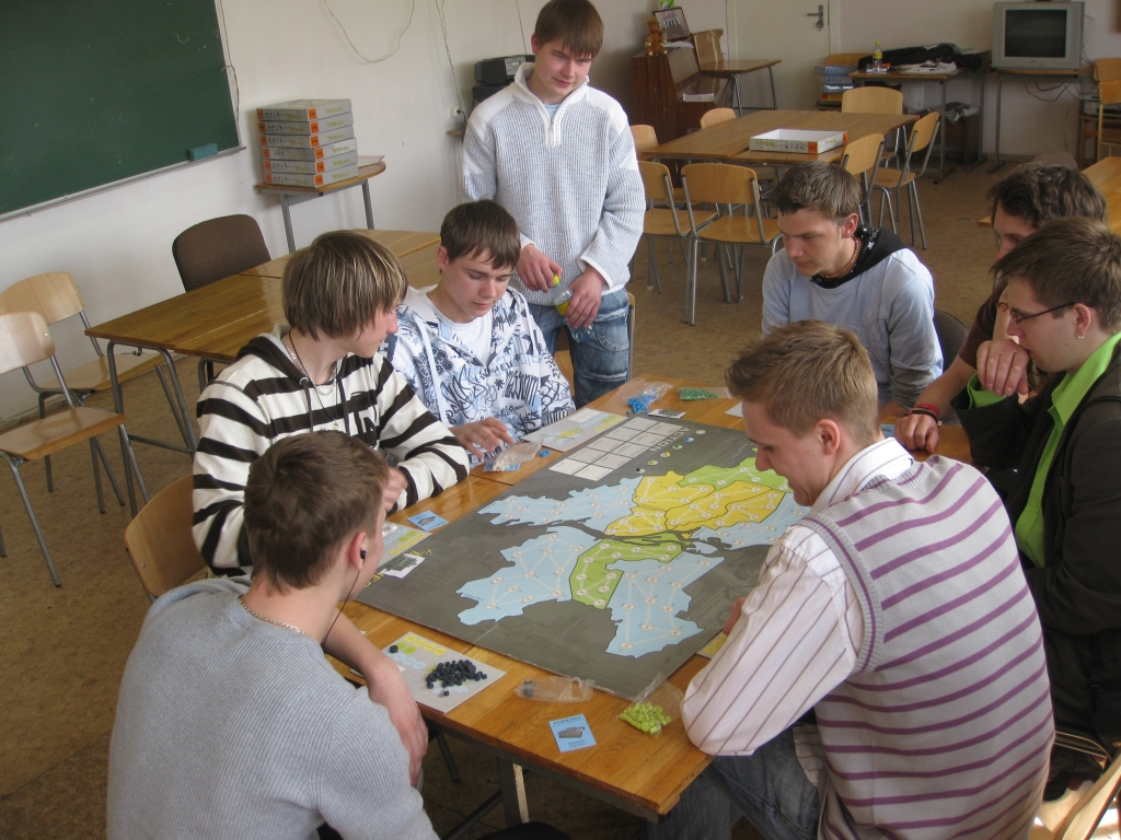 Pie spēļu galda Bauskas 1. vidusskolas komanda.
Autors: No albuma.