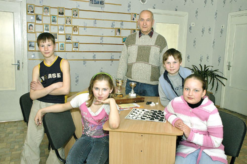 Bērsteles pamatskolā ar jaunajiem dambretistiem Rihardu Bondarčuku (no kreisās), Daci Degoli, Pēteri Šternu, Lindu Krūmiņu strādā treneris Ilgvars Ūdris.
Autors: Ivars Bogdanovs