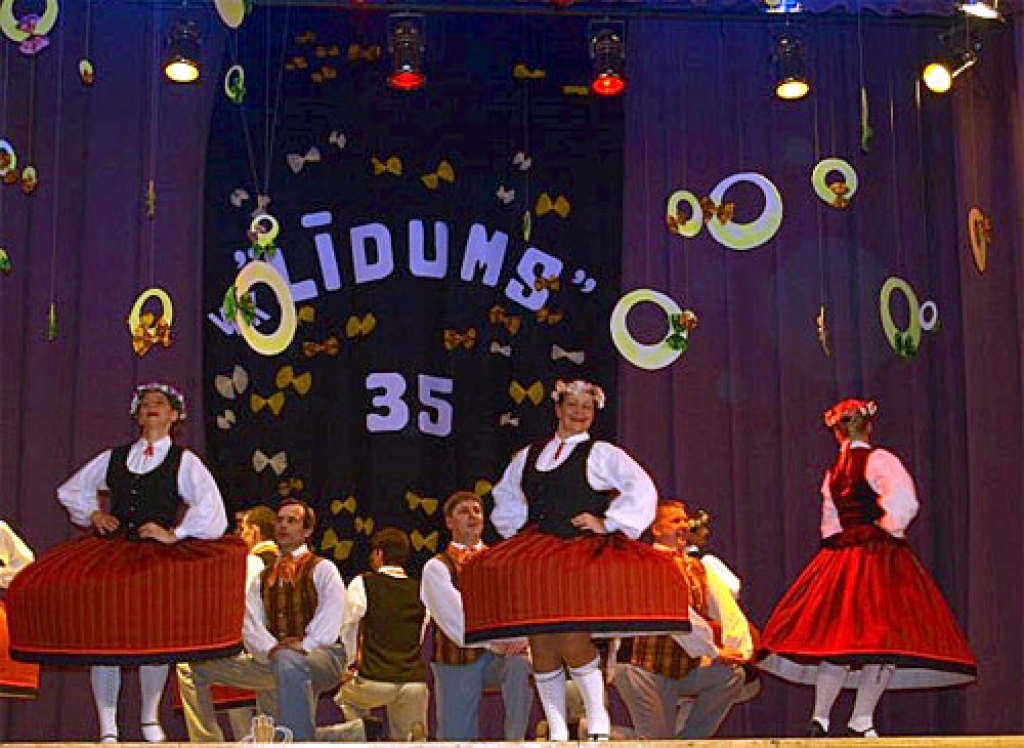 Īslīces pagasta kultūras namā kārtējo reizi valdīja dejotprieks. Šoreiz notikums bija īpašāks – deju kopas «Līdums» 35 gadu jubilejas koncerts.
Autors: No albuma.