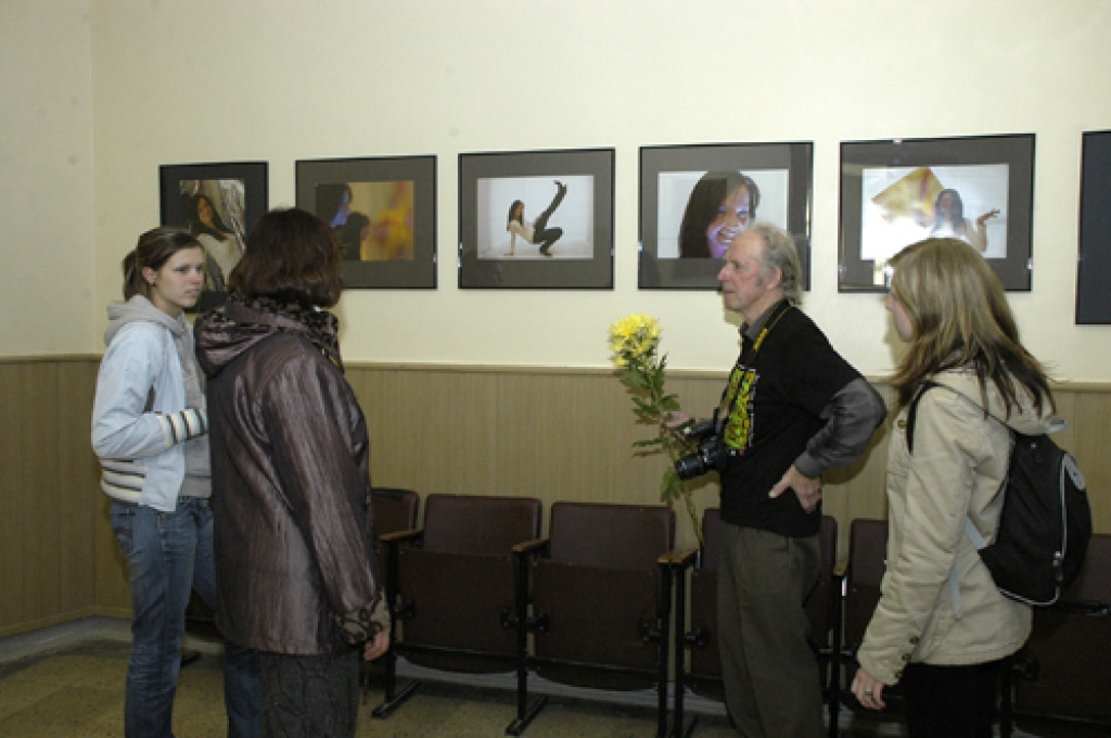 Laimoņa Šulca izstādi (otrais no labās) aplūko skolniece Maija Geriņa (no kreisās), Ginta Sirmane un skolotāja Sarmīte Ābelniece.
Autors: Ivars Bogdanovs
