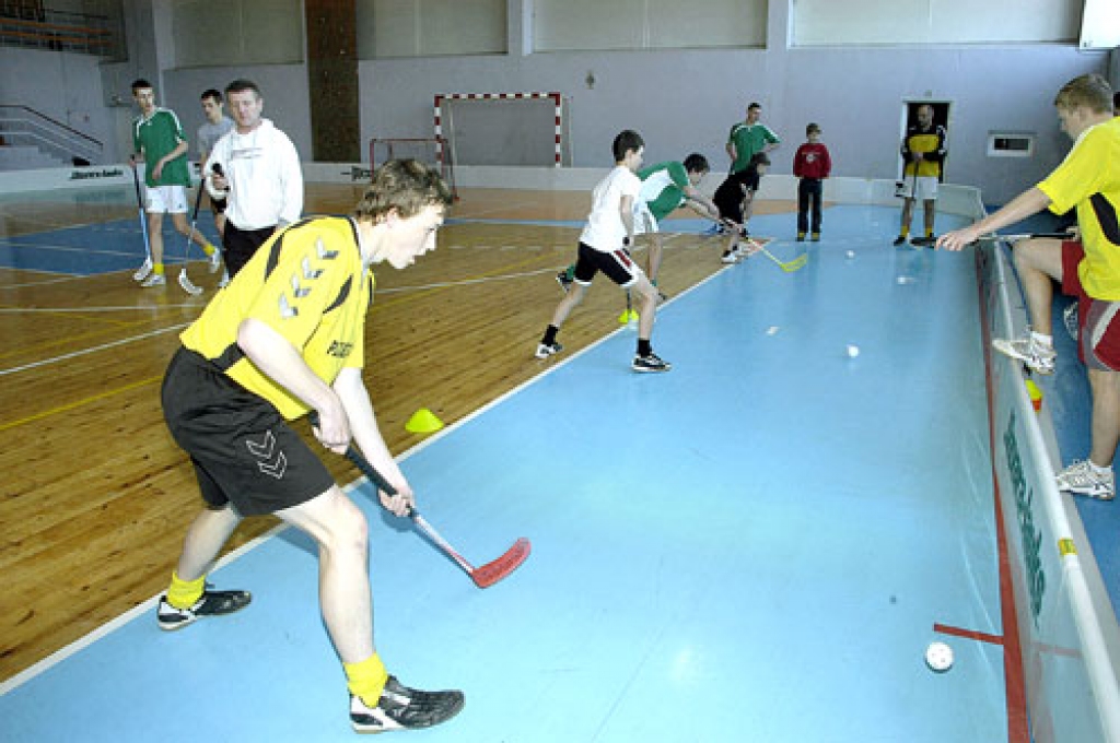 Lietuvā florbols ir sveša spēle, tāpēc Pluņģes futbolisti ar lielu aizrautību apguva šīs spēles elementus sporta namā «Mēmele». 
Autors: Ivars Bogdanovs