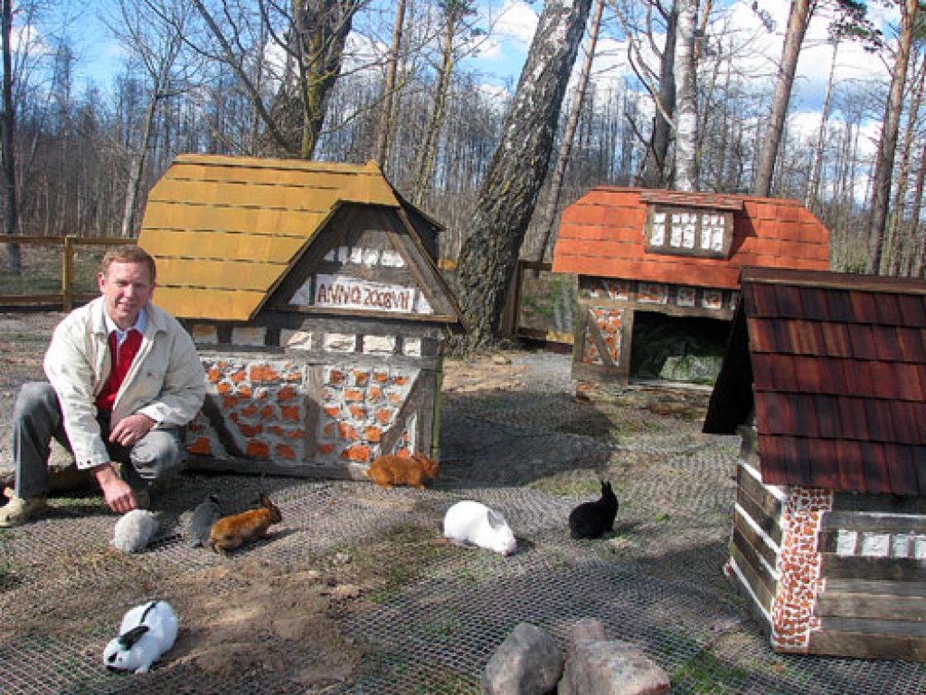 Ojārs Narvils radošās domas materializē trušu namiņu veidošanā, viens būs arī   Latvijai tradicionālajā guļbūves tehnikā veidots. Apkārt mājiņām iekārtos laipas, pa kurām varēs pārvietoties arī cilvēki ar īpašām vajadzībām. 
Autors: Juris Iļņickis