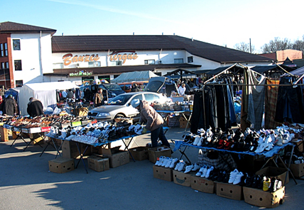 Lielais laukums Bauzes tirgū ir visdažādāko mantu tirgotāju aizpildīts.
Autors: Vilnis Auzāns