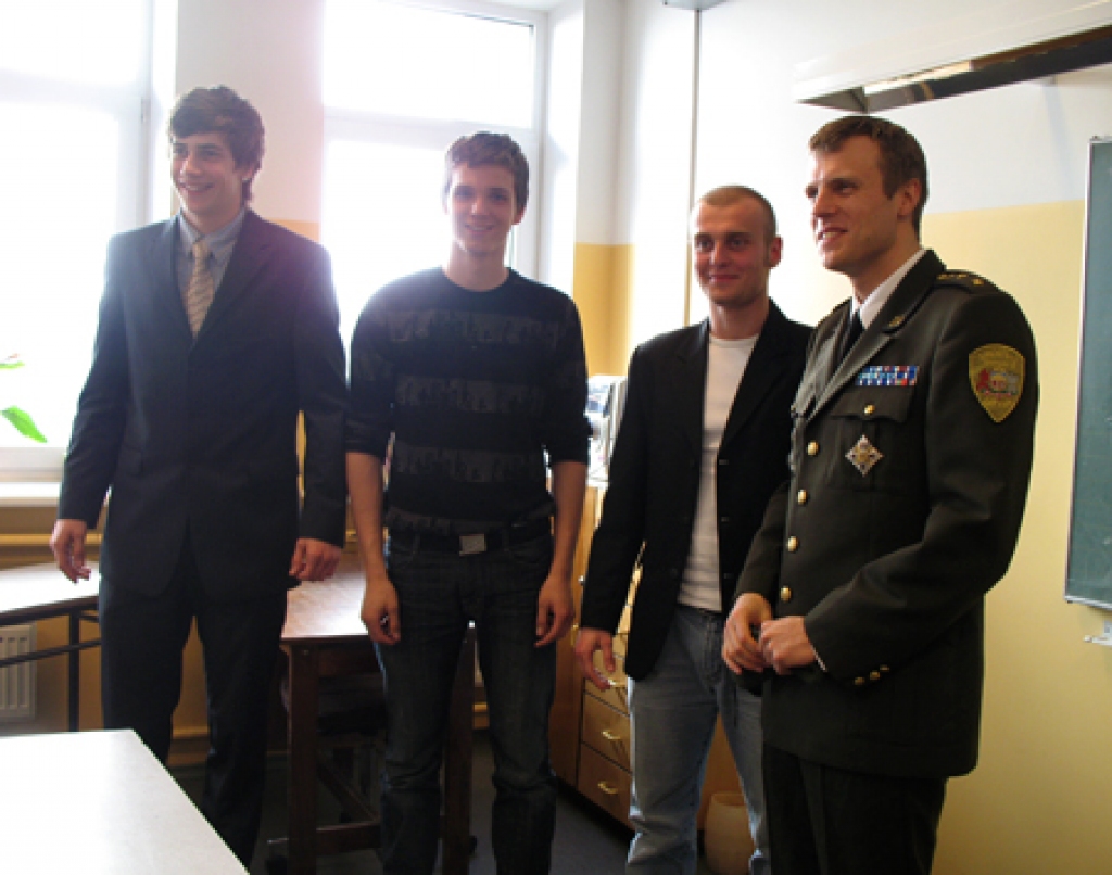  Aizsardzības ministrijas pārstāvis Raivis Ušackis sveic Bauskas debatētājus Artūru Rubīnu (no kreisās), Kristapu Zaķi un Klāvu Galenieku un uzaicina viņus uz turnīru Rīgā 8. maijā. 
Autors: Vilnis Auzāns