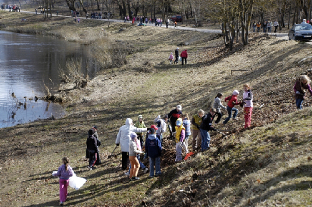 Mēmeles krastu no trošu tiltiņa līdz bijušajai laivu stacijai sakopa Bauskas pilsētas pamatskolas kolektīvs.
Autors: Ivars Bogdanovs