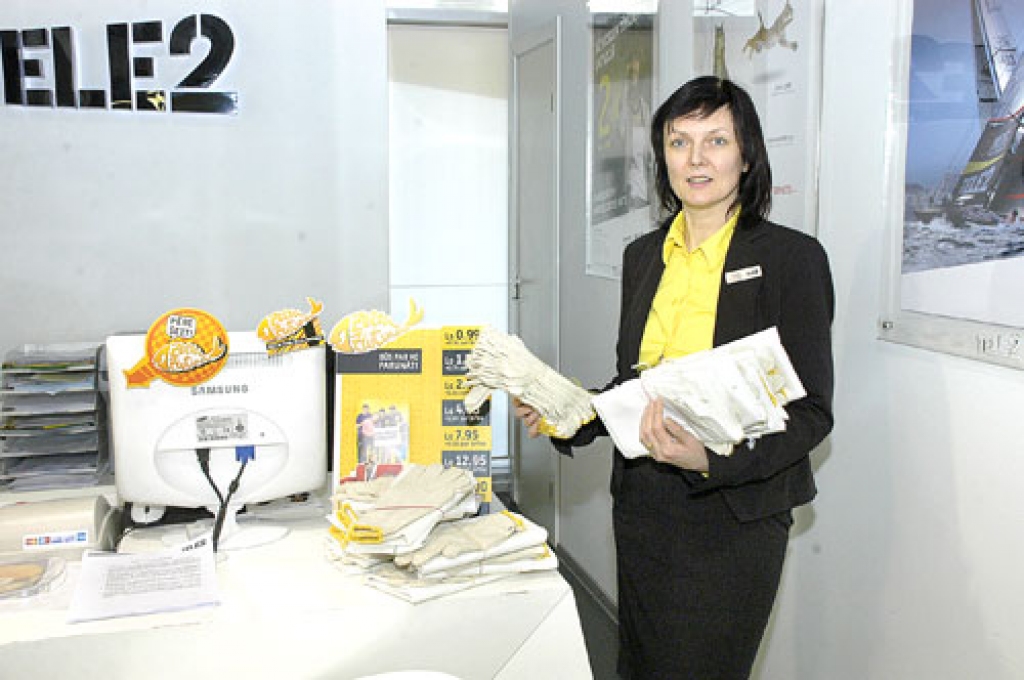 TELE 2 Bauskas klientu apkalpošanas centra vadītāja Ingrīda Upeniece kopš 16. aprīļa talciniekiem piedāvāja cimdus un maisus. «Es 18. aprīlī strādāšu Ceraukstes pagastā. Sakopšu piemētāto ceļa A-7 malu,» stāsta I. Upeniece. 
Autors: Ivars Bogdanovs