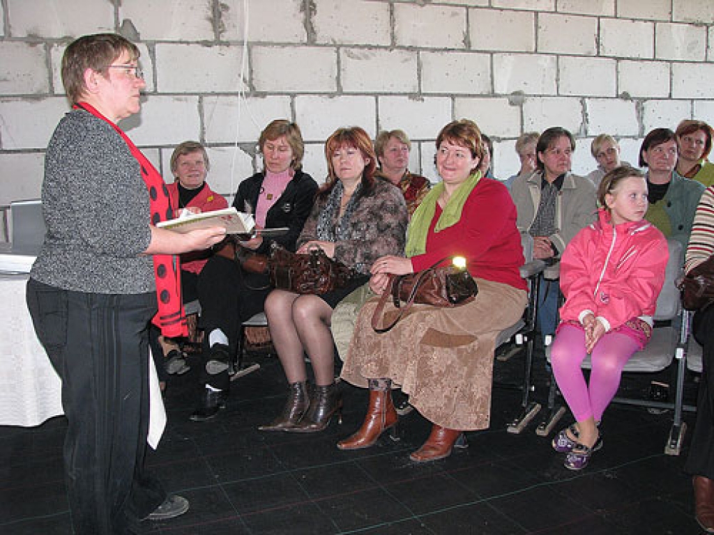 Brīvdārznieces Aijas Kaškures (stāv) dzimtas saknes ir Bārbeles pagastā. Kaut arī viņa jau vairāk nekā 30 gadu dzīvo un strādā Vidzemē, mīļuprāt brauc lasīt lekcijas  Bauskas rajonā. 
Autors: Juris Iļņickis