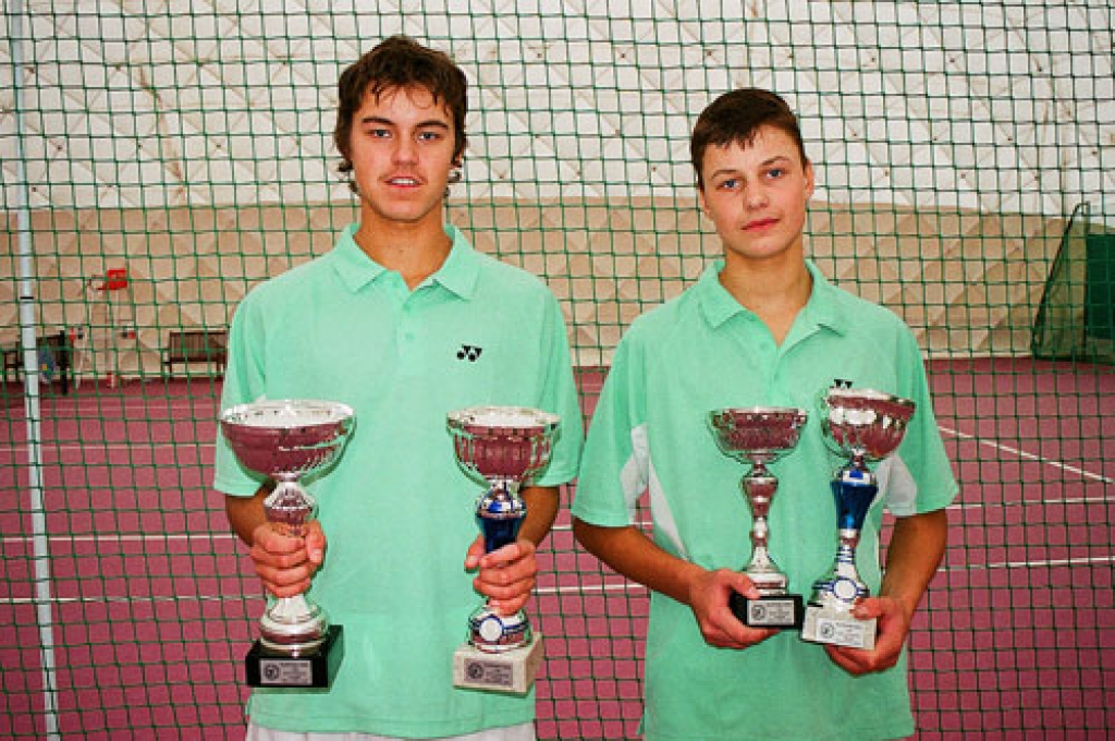 Jaunie tenisisti Mārtiņš (no kreisās) un Jānis Podžus starptautiskajā otrās kategorijas turnīrā «Pļavnieki Open» savāca galvenās godalgas.
Autors: No albuma.