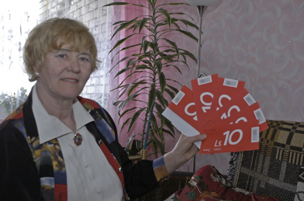 Nododot veco radioaparātu un iemetot konteinerā saplacinātās PET pudeles, Austra Ģelze laimējusi divās izlozēs. Kopā ar mazbērniem lielveikalā «Rimi» viņa varēs iztērēt sešas dāvanu kartes katru desmit latu vērtībā. 
Autors: Ivars Bogdanovs