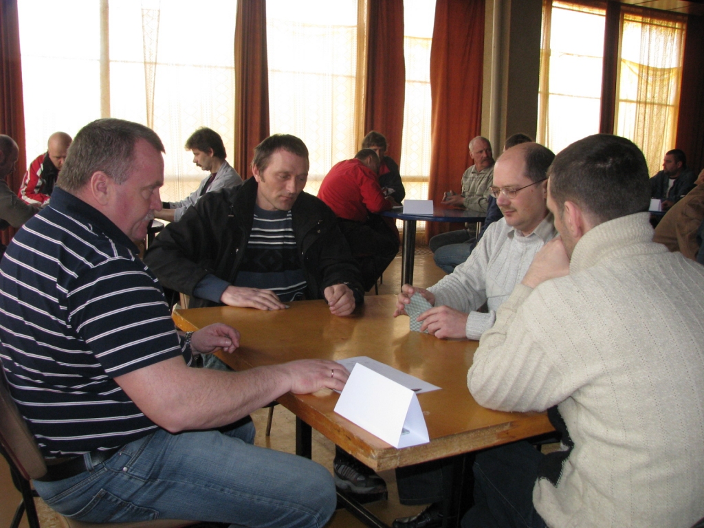 SIA «Ega» zālē Gailīšu pagastā pie kāršu galdiem sēdās gados jauni, vidējās paaudzes un arī vecāki vīri, lai noskaidrotu Lieldienu turnīra veiksminiekus.  
Autors: Juris Iļņickis