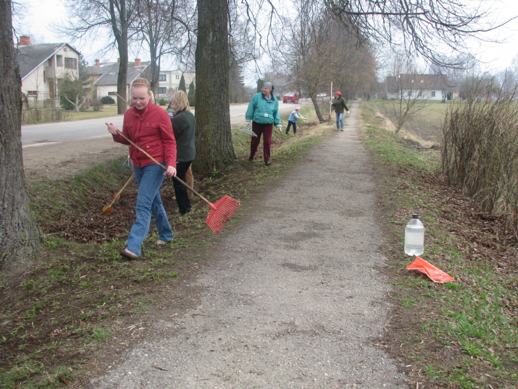 No Vecsaules pamatskolas līdz pat autopieturai talcinieki savāca ziemā sakrājušās drazas un sausās lapas.
Autors: Juris Iļņickis