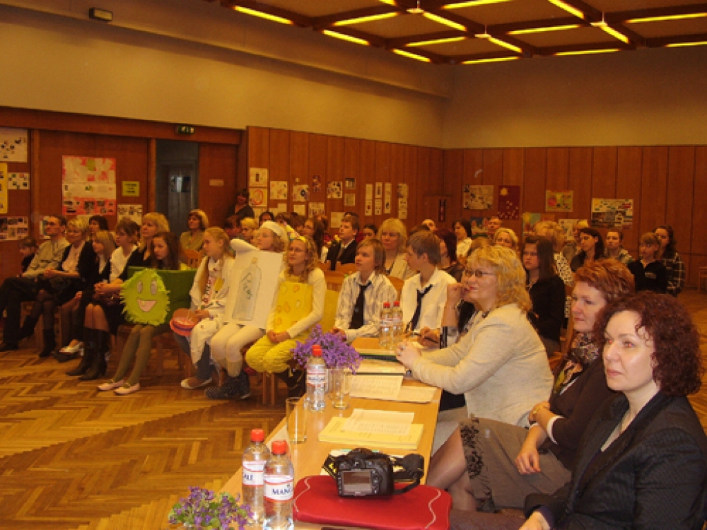 Pilsrundāles vidusskolas zālē bija pulcējušies zinātnisko darbu autori no  rajona desmit mācību iestādēm. Darbu prezentāciju vērtēja komisija, kurā bija rajona Izglītības pārvaldes pārstāvji, pedagogi, mediķi un konkursa atbalstītāji.
Autors: Inga Muižniece