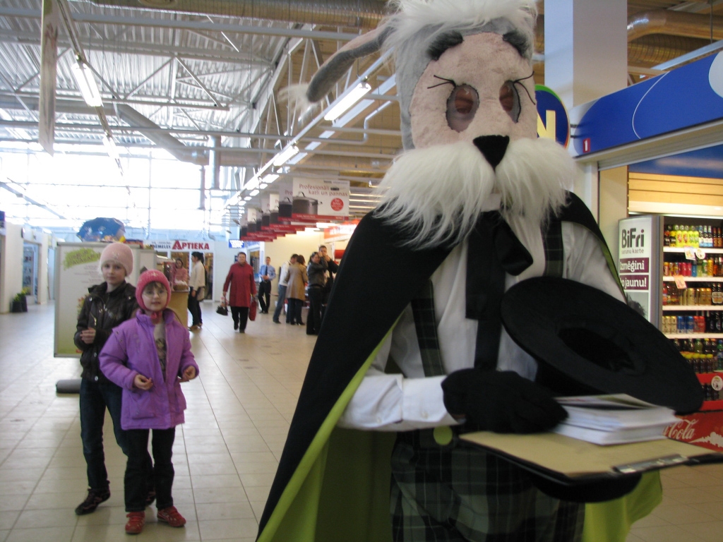 Šodien baušķenieki varēs mēroties spēkiem mīklu minēšanas sacensībās un citos jautros atjautības konkursos, ko vadīs atraktīvais un gudrais zaķis Zigis.
Autors: Juris Iļņickis