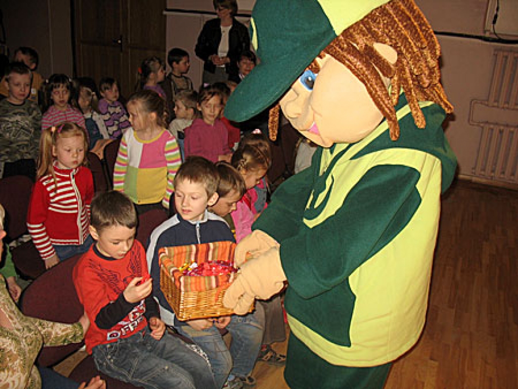 Pateicoties par uzmanīgo klausīšanos un aktīvo iesaistīšanos, Punktuālis bērnus pacienāja ar konfektēm. 
Autors: Vilnis Auzāns