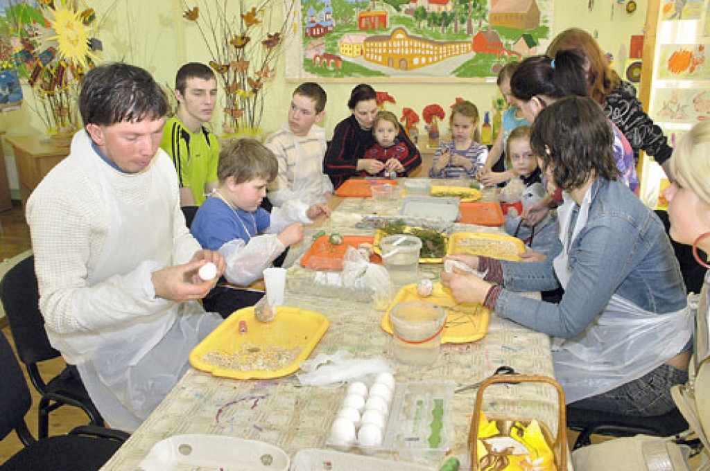 Pietinot olām sūnas, putraimus, grūbas, zaļumus, centrā «Ābele» jaunieši un bērni tās sagatavoja Lieldienu krāsošanai.
Autors: Ivars Bogdanovs