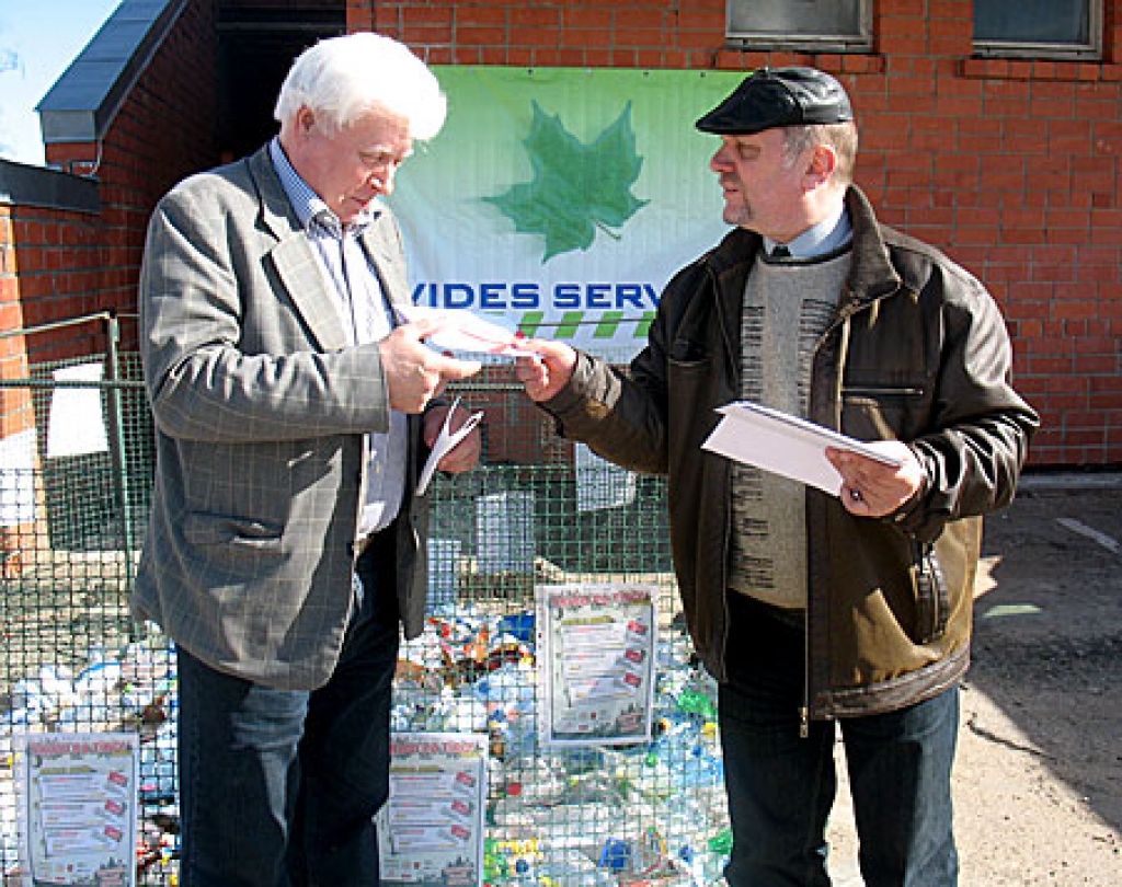 SIA «Vides serviss» nozares vadītājs Dzintars Kļava (no labās)  balvu, lielveikala «Rimi» dāvanu karti, pasniedz pirmajam uzvarētājam Valdim Žeikaram. 
Autors: Vilnis Auzāns