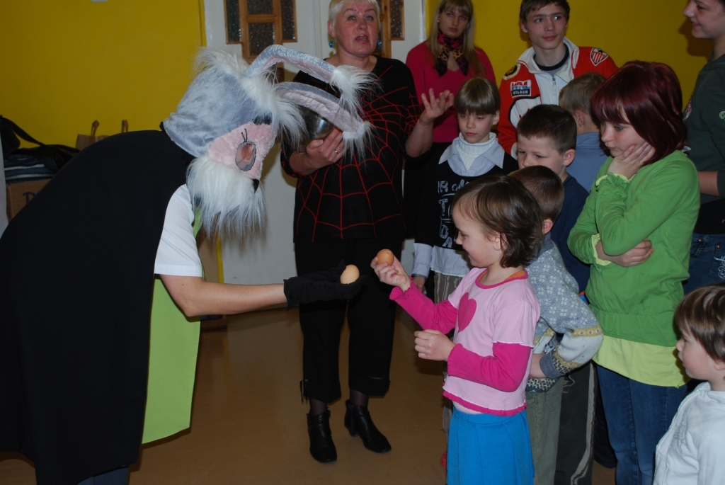  Lai «uzburtu» Lieldienu gaisotni arī bērnu namā – «Annele» zaķis Zigis otrdien, 7. aprīlī, devās uz    «Anneli», kur iesaistīja bērnus dažādās svētku atrakcijās un dāvināja skolu konkursā radītos darbiņus.
Autors: No albuma.