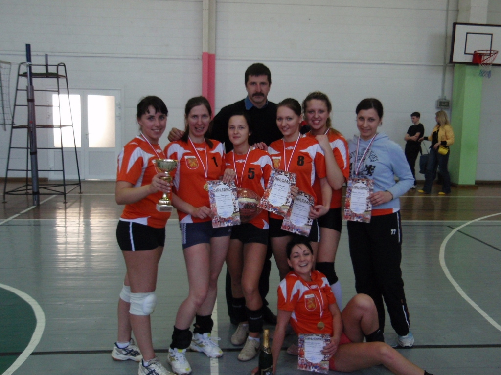 Mežotnes pagasta volejbolistēm līdz uzvarai rajona čempionātā bija jāiztur desmit grūti seti. Tādēļ jo lielāks prieks par panākumu Lindai Baranovai (pirmajā rindā), Nadeždai Šiškovičai (stāv no kreisās), Laurai Rozenbaumai, Egijai Semičenkovai, Janai Sarapai, Simonai Filipovičai, Karīnai Adamaitei un trenerim Guntim Mašinskim. Attēlā nav Evisas Dzerkales un Montas Lipartes. 
Autors: No albuma.