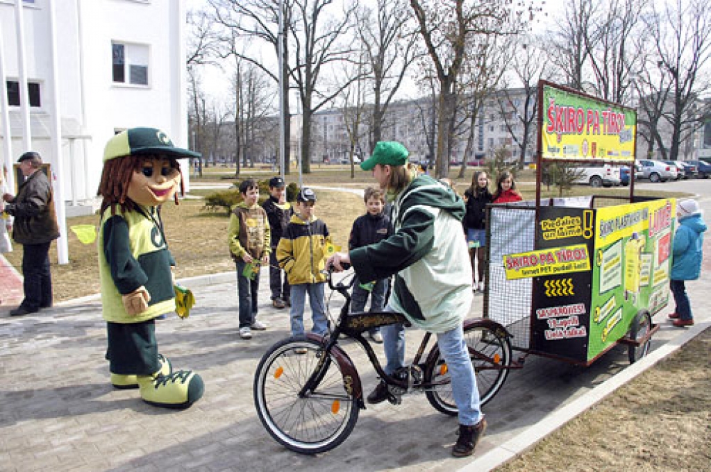 Akcijas «Šķiro pa tīro Bauskā!» atklāšanā skolēni, arī pieaugušie aprunājās ar atraktīvo Punktuāli, ar interesi apskatīja mobilo konteineru.
Autors: Ivars Bogdanovs