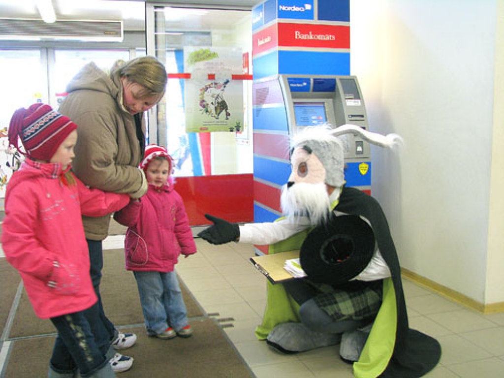 Zaķis Zigis lielveikalā «Rimi» Bauskā 4. aprīlī sasveicinājās ar bērniem un dāvāja viņiem konfektītes.
Autors: Juris Iļņickis