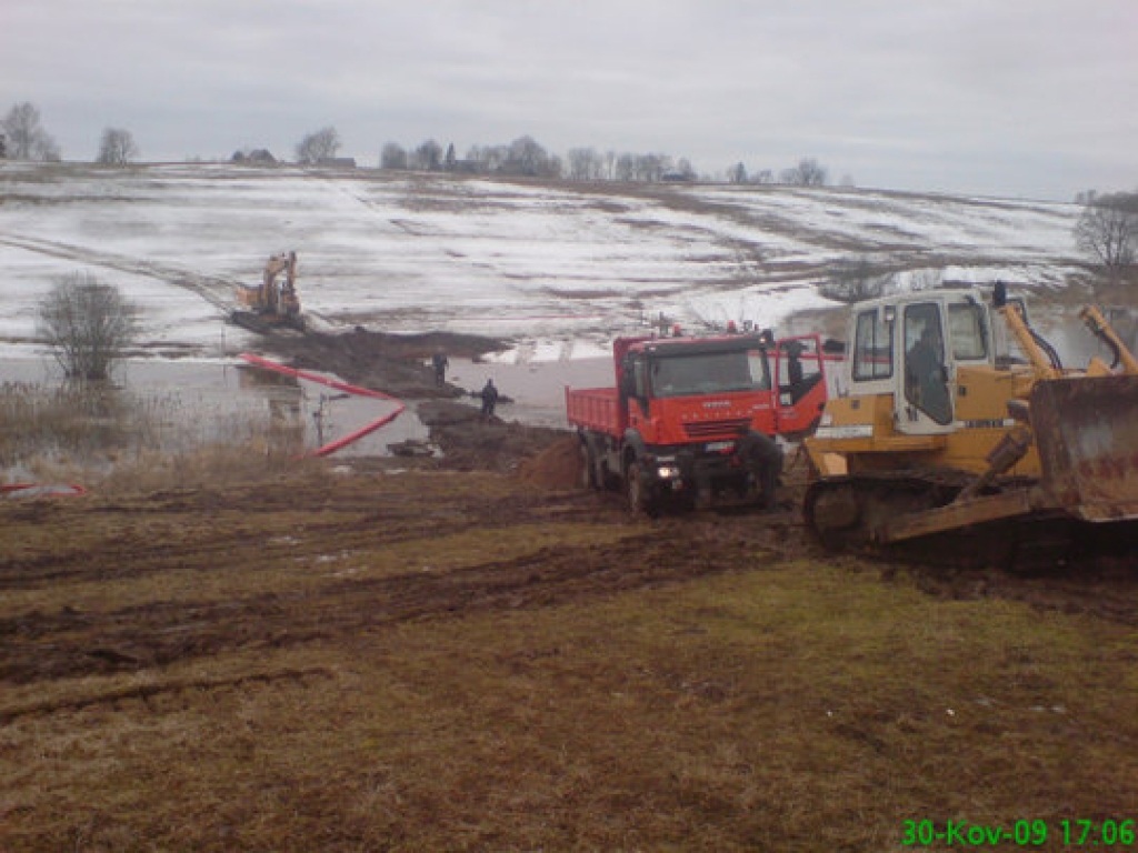 Ar piesārņojumu šobrīd cīnās visi speciālie dienesti - ugunsdzēsēji un vides institūciju darbinieki, notikuma vietā strādā arī īpašā avāriju likvidēšanas komanda no Mažeiķu naftas pārstrādes rūpnīcas ar savu tehniku.
Autors: www.lrytas.lt