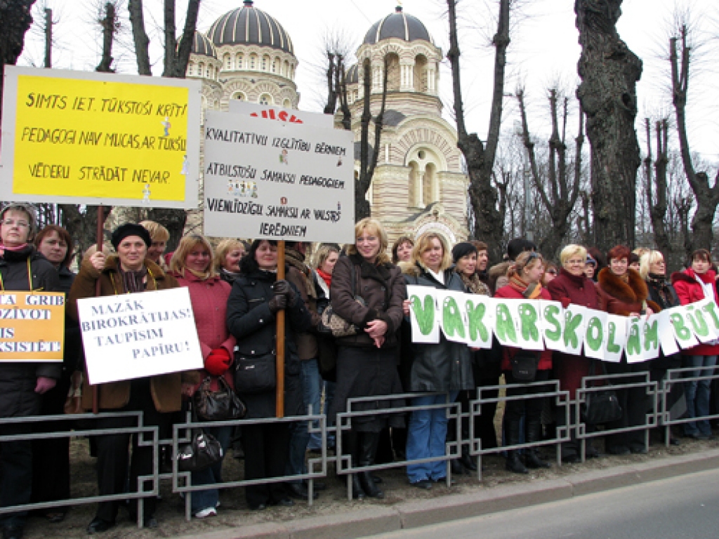 Ceturtdien izglītības un zinātnes darbinieku protesta gājiens pulcēja aptuveni 10 000 cilvēku. Akcija notika bez starpgadījumiem, taču Rīgas centrā izveidojās milzīgi sastrēgumi.
Autors: Juris Iļņickis