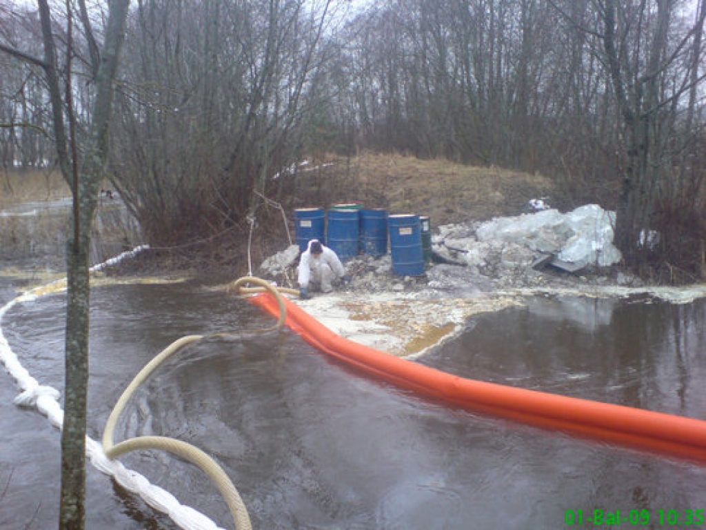 Vīžonā izvietotas absorbējošas bonas. Lietuvieši ņēmuši ūdens analīzes aiz bonām, un tās rāda, ka piesārņojums ir attīrīts. Glābšanas darbus notikuma vietā veic Mažeiķu naftas darbinieki.
Autors: www.lrytas.lt