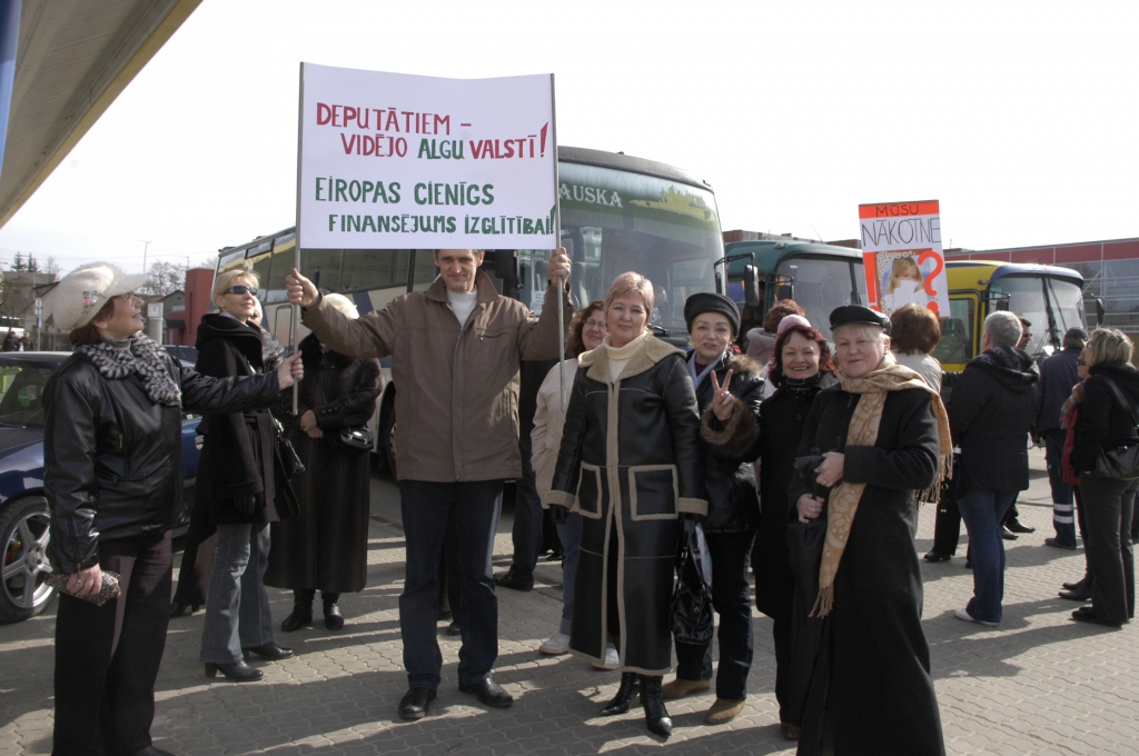 Smaidīgi, tomēr apņēmības pilni cīnīties par savām tiesībām un par izglītības nozari kopumā uz Rīgu šodien devās pedagogi no Bauskas rajona.
Autors: Ivars Bogdanovs